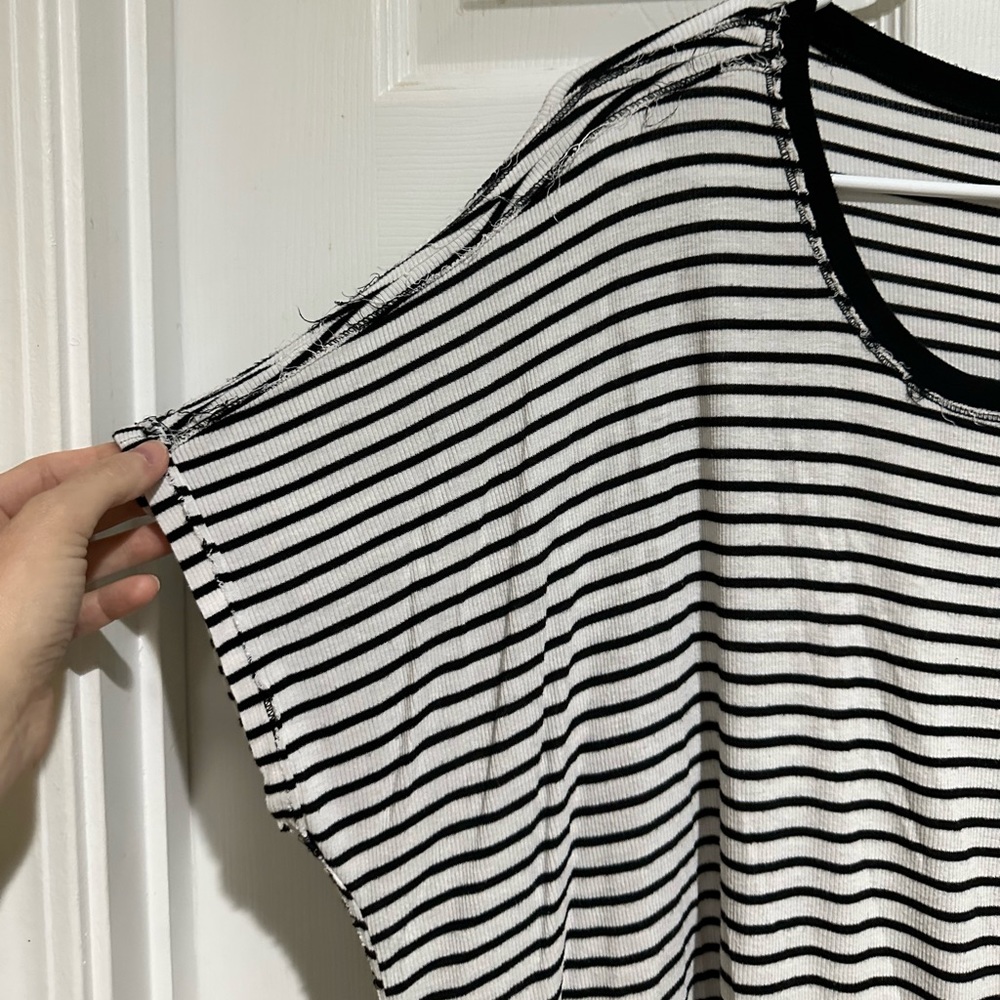 Distressed tee XL - Picture 2 of 4